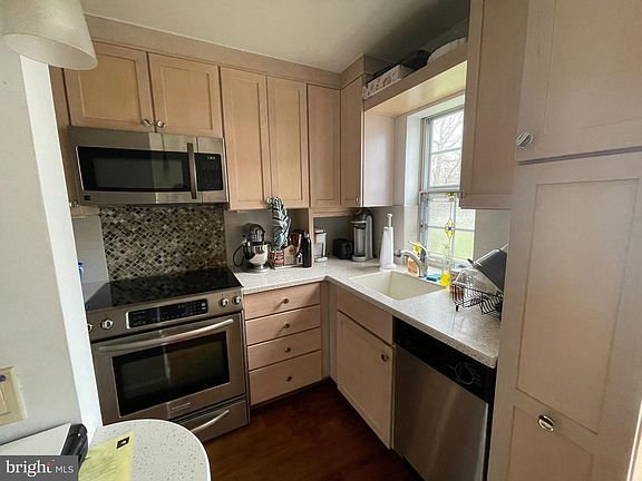 3rd image of 1733 Queens Ln #1123