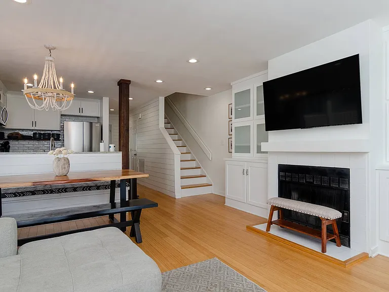 9 E Henderson St #A — Photo 4