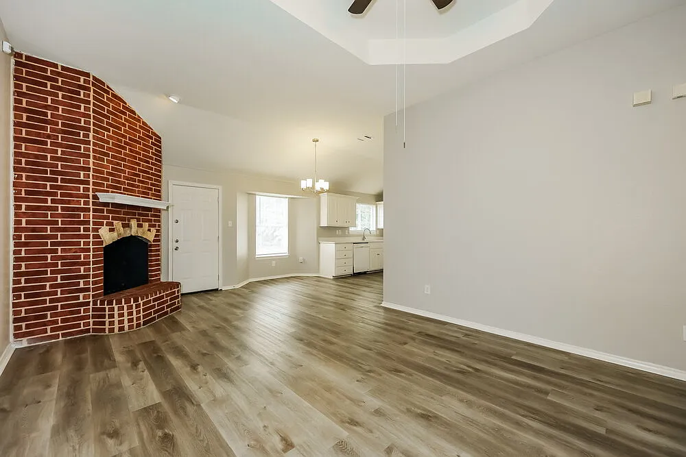3 bed, 2.0 bath, 2400 sqft, $2,160 — Photo 3