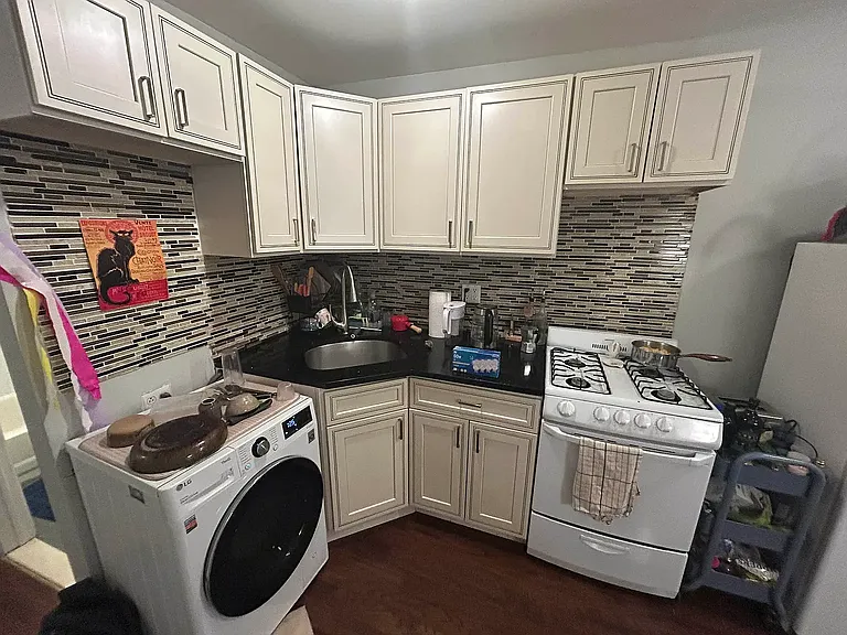 265 E 10th St #7 — Photo 8