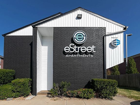 4th image of 1147 E Elm St #8