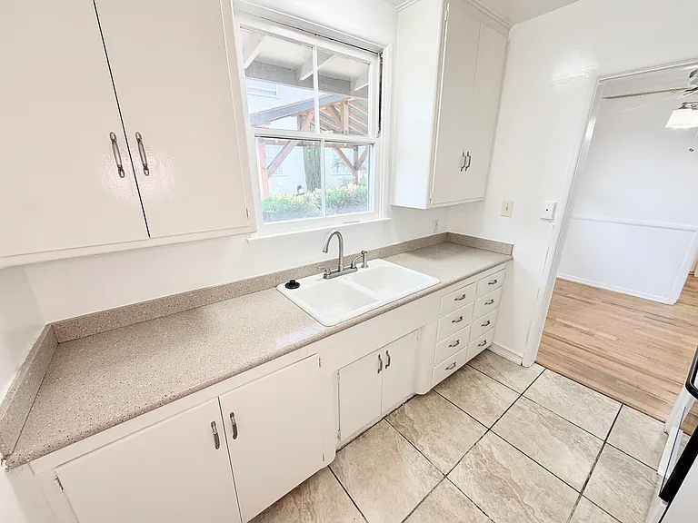 615 Linwood Ave — Photo 18