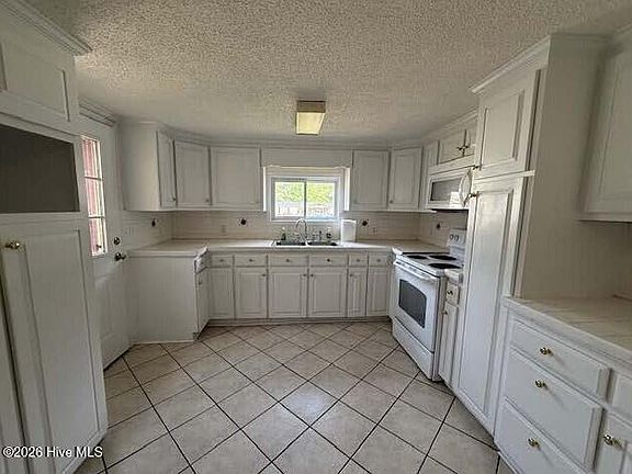 2nd image of 170 Loop Road