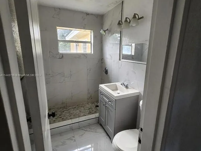 1420 N 70th Ave — Photo 3