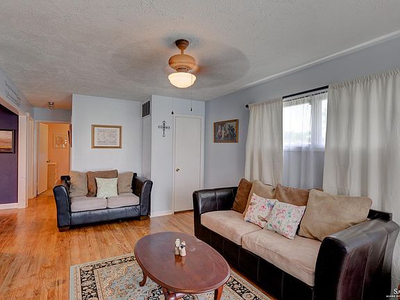 3rd image of 1124 Oak Cir