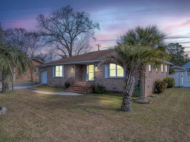 109 Swan Dr — Photo 1