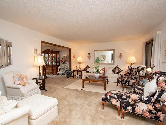 4th image of 68 Deer Hills Ct