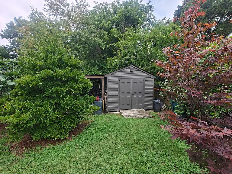 2108 Davenport Ave — Photo 32