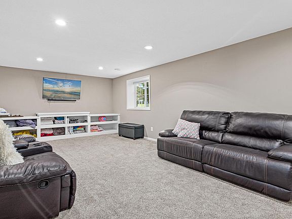 3rd image of 15847 Elmwood Ln