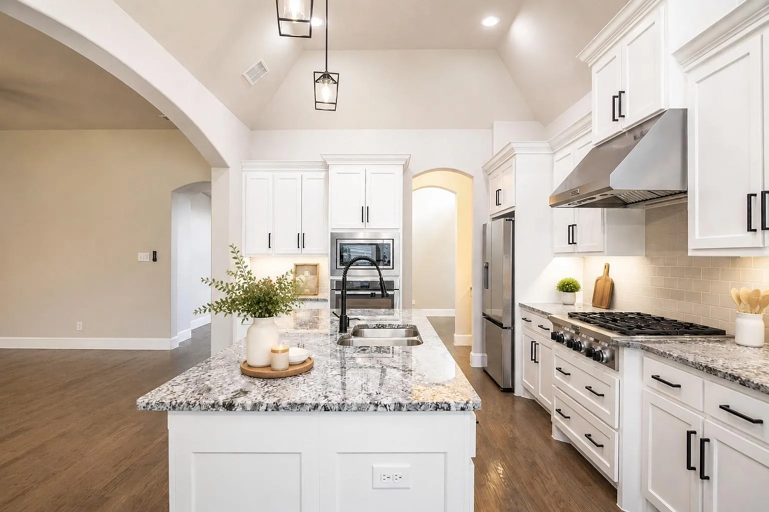 5 bed, 3966 sqft, $5,000 — Photo 3