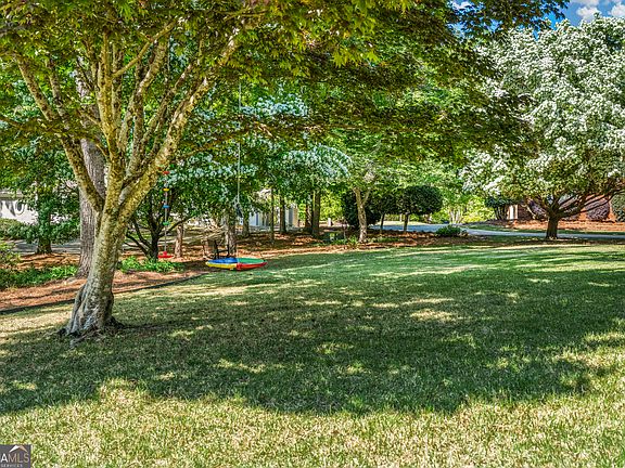 4th image of 1017 Riverside Dr