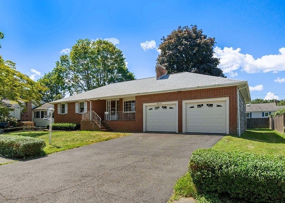 1st image of 32 Redwood Dr