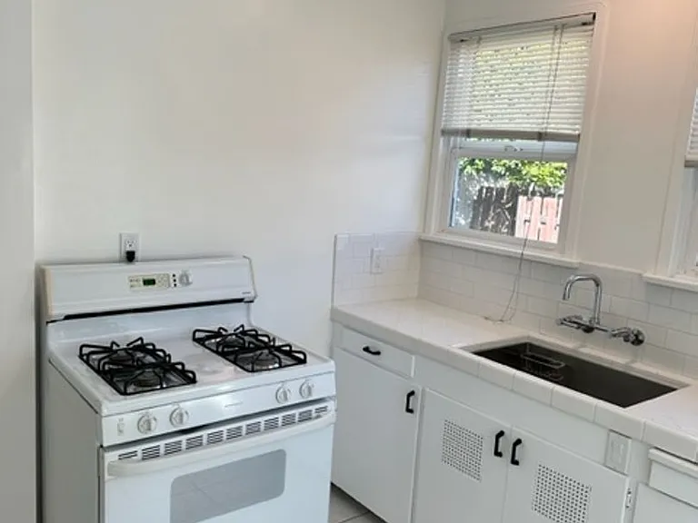 200 S Santa Rosa St — Photo 9