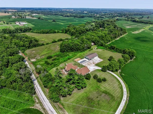 4242 Quirin Rd, Smithton, IL 62285