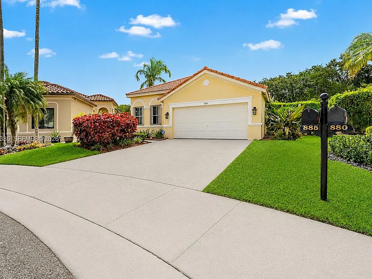 885 Tanglewood Cir — Photo 2