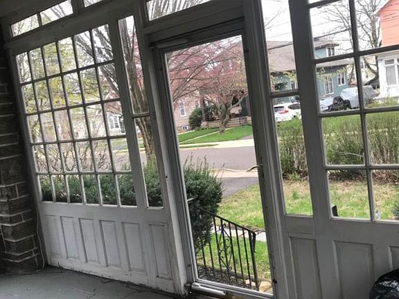 3rd image of 2128 Parkview Ave Floor 1