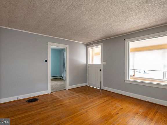 5th image of 39 Seminary Ave