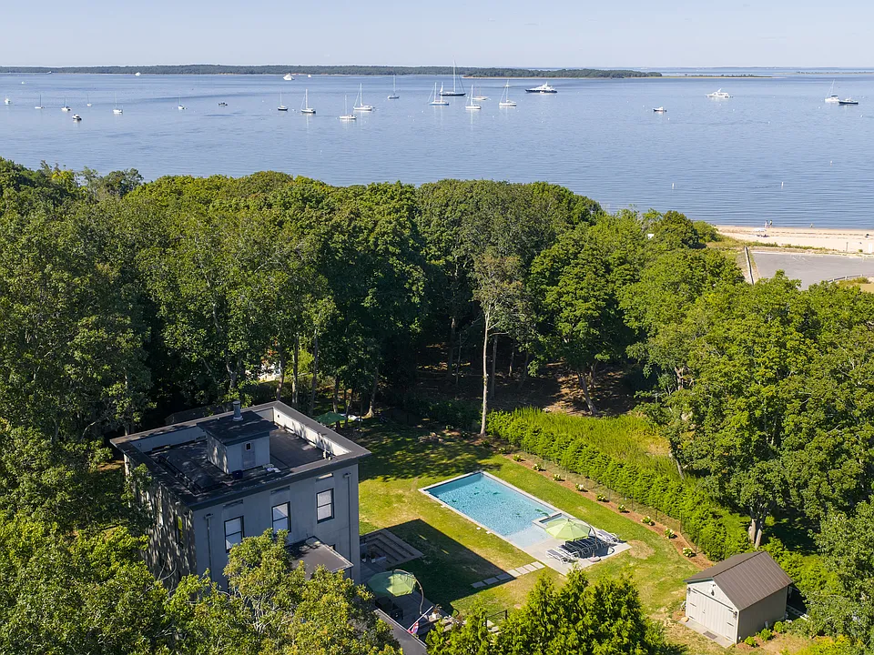 127 Bay St