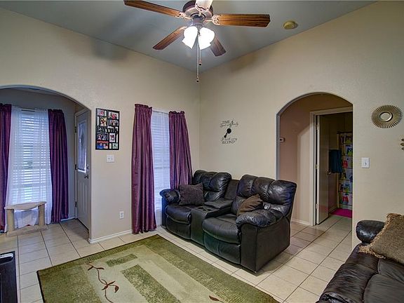 3rd image of 406 Delia Ave
