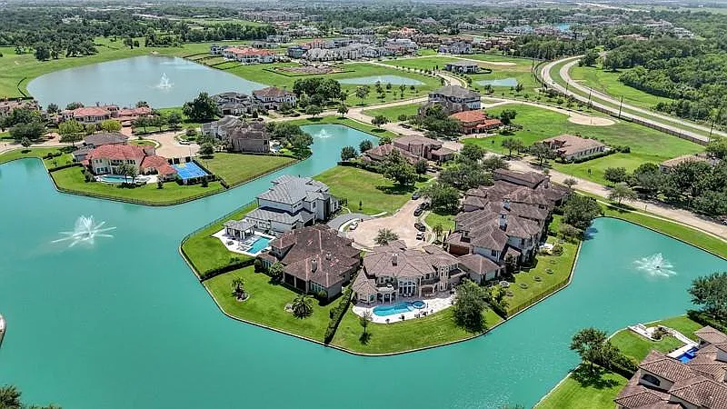 5623 Waters Landing Ln