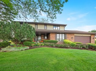215 Waterford Dr, Willowbrook, IL 60527