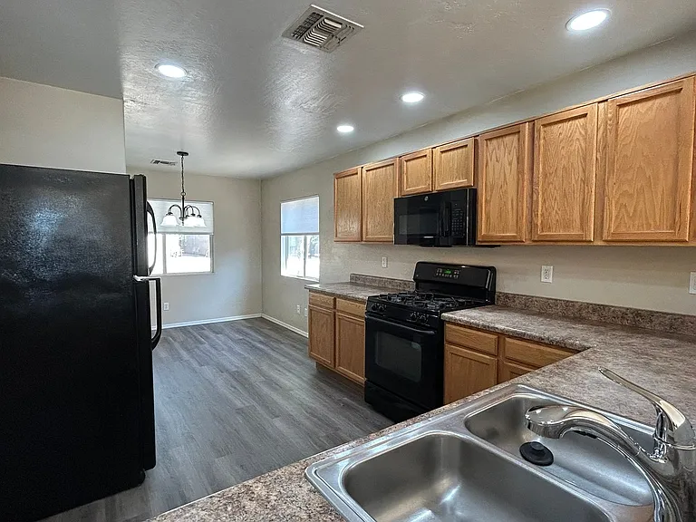 6049 W Wood St — Photo 3