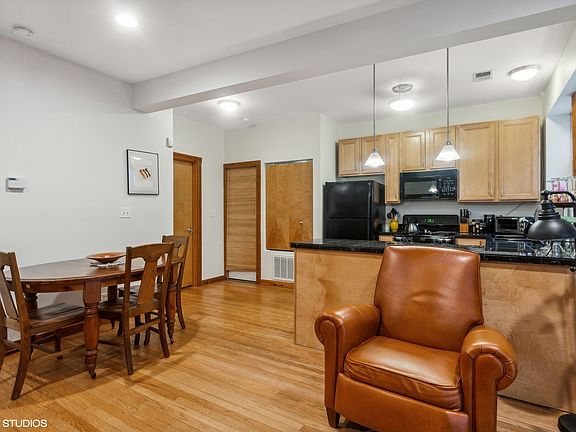 3rd image of 1645 W Pratt Blvd APT 1A