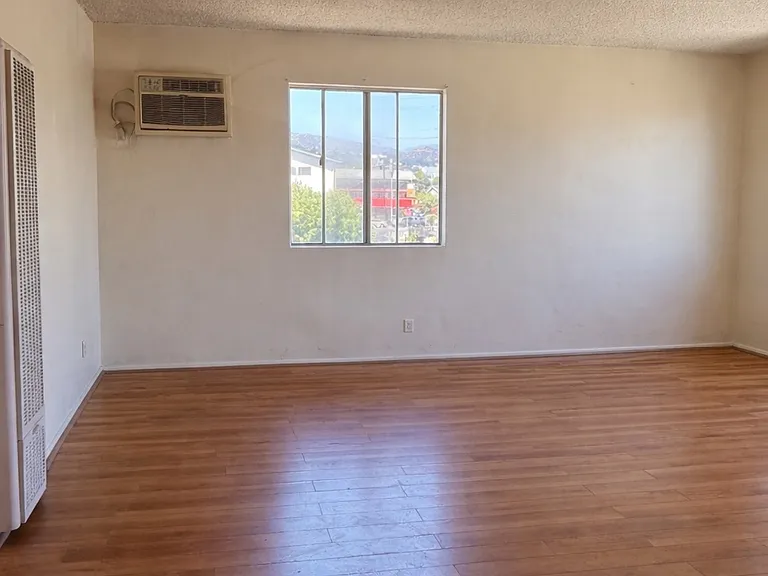 1025 N Mariposa Ave #2 — Photo 3