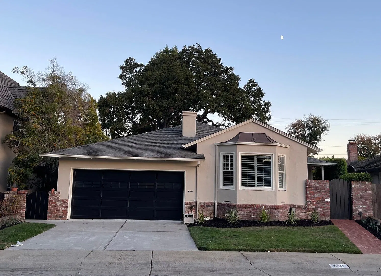 Lovely 2 Bed 2.5 Bath Home - Incredible Parrot Park Location! — Photo 1
