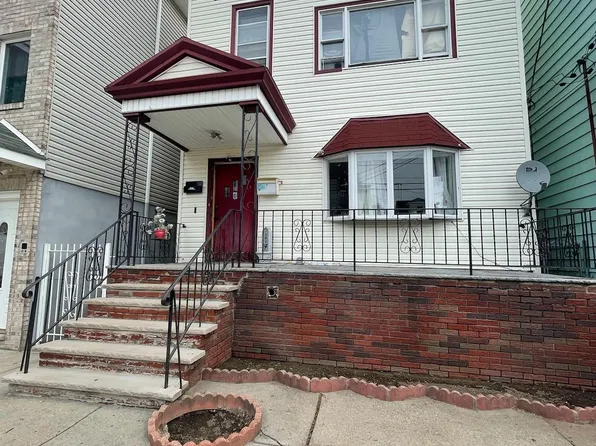 118 Williams Avenue image 1 of 17