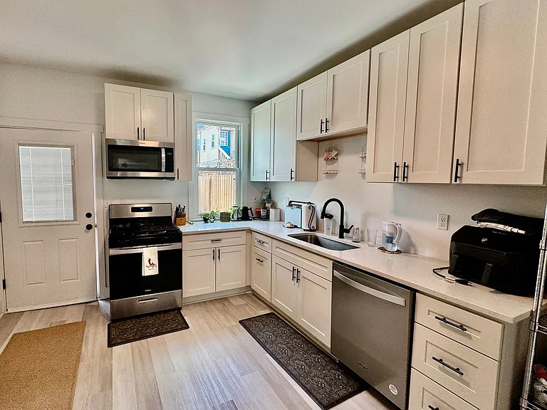 227 Ella St — Photo 2
