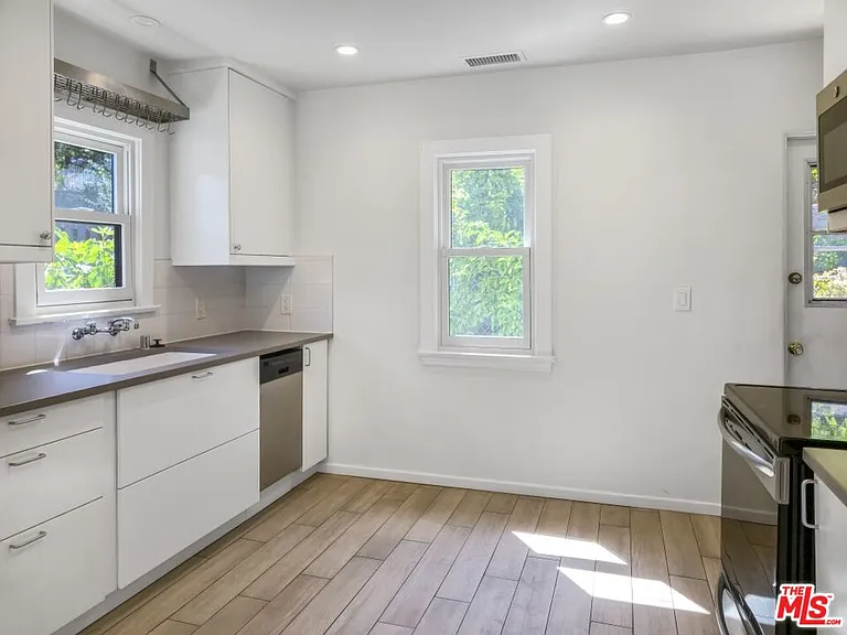 2049 Lake Shore Ave — Photo 10