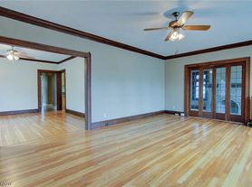 2621 Idlewood Rd, Cleveland Heights, OH