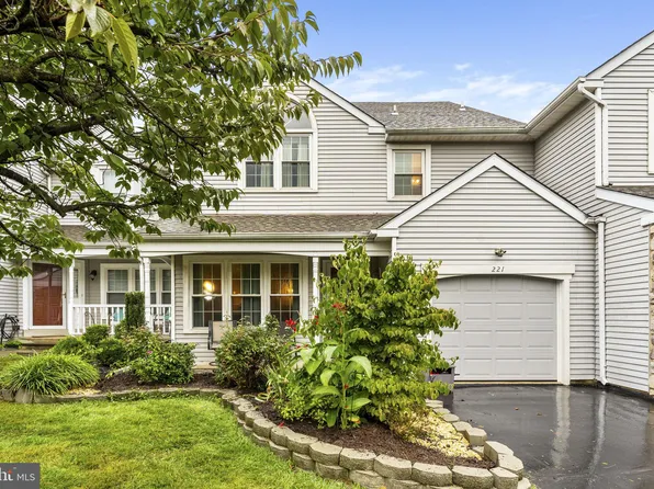 221 Polo Dr, North Wales, PA 19454