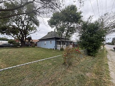 3rd image of 10046 Larkin Rd