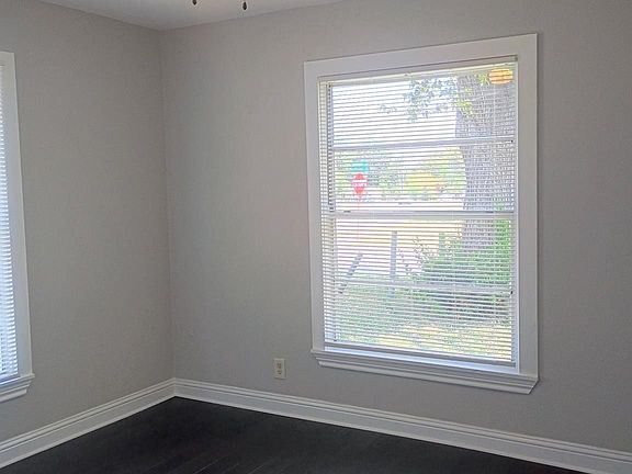 3rd image of 2671 Moffatt Ave