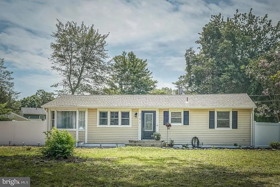 219 Laurel Blvd photo 1