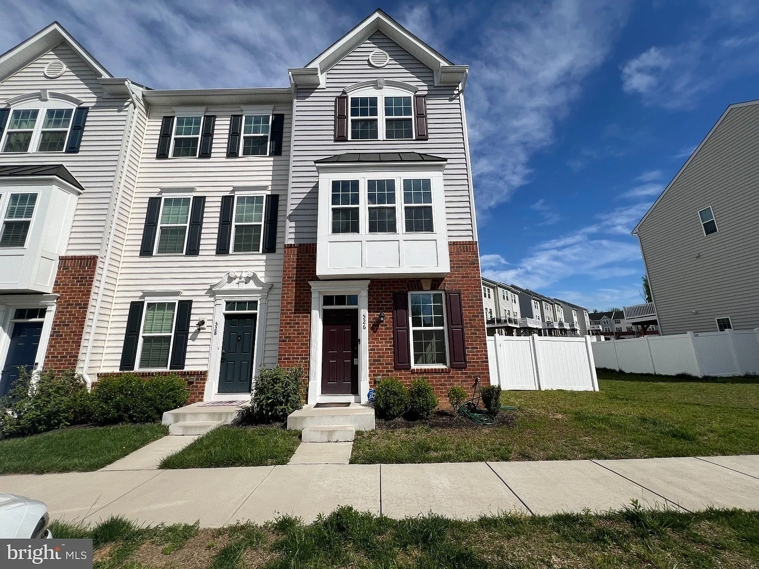 3 bed, 3.5 bath, 1938 sqft, $2,500 — Photo 2