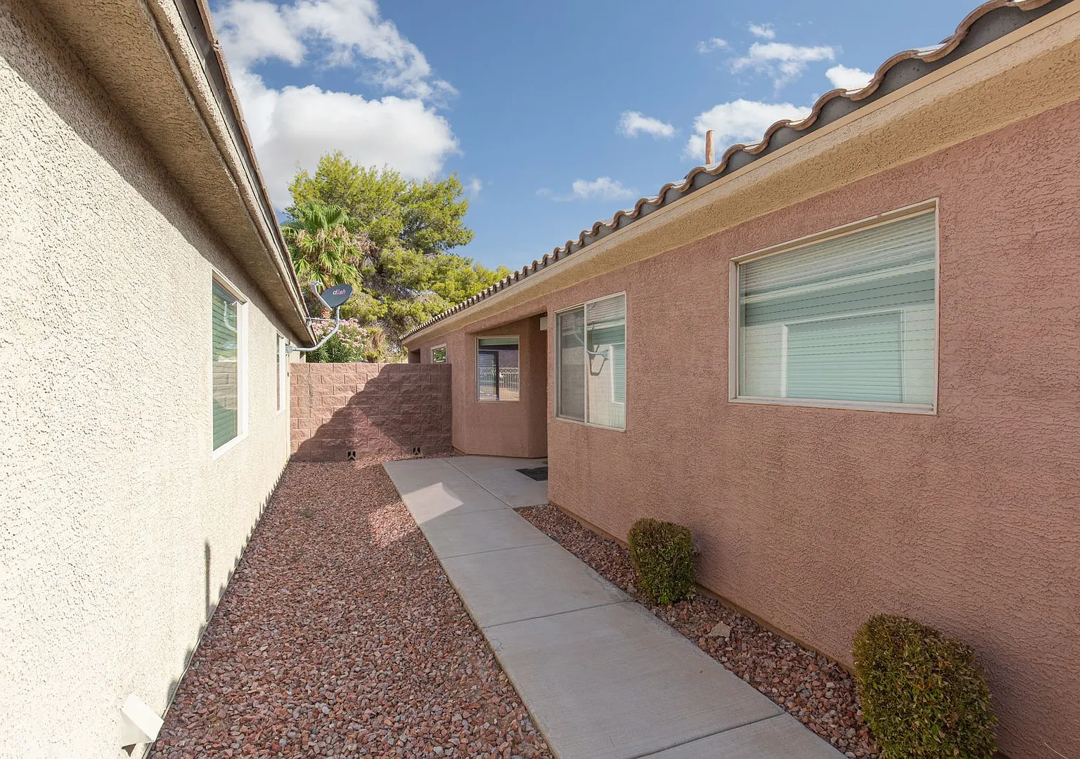 Single-Story Golf Course Home in Gated Community — Photo 4