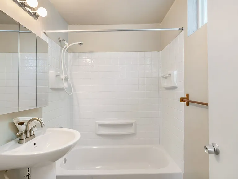 Dolphin Apartments: Leasing Specials! Great location in Kennewick — Photo 22