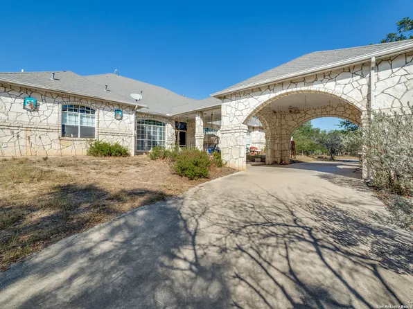 135 COUNTY ROAD 7727, Natalia, TX 78059