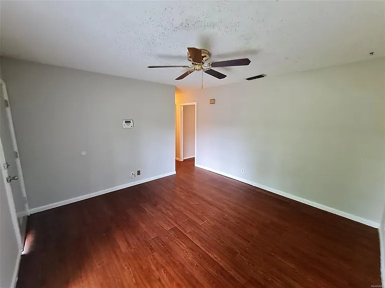 516 Lawndale Ln — Photo 3