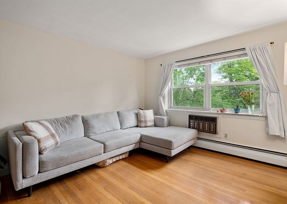 1st image of 14 Commonwealth Ct APT 11