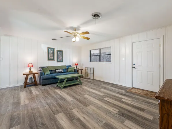 832 S Lamar St, De Leon, TX 76444