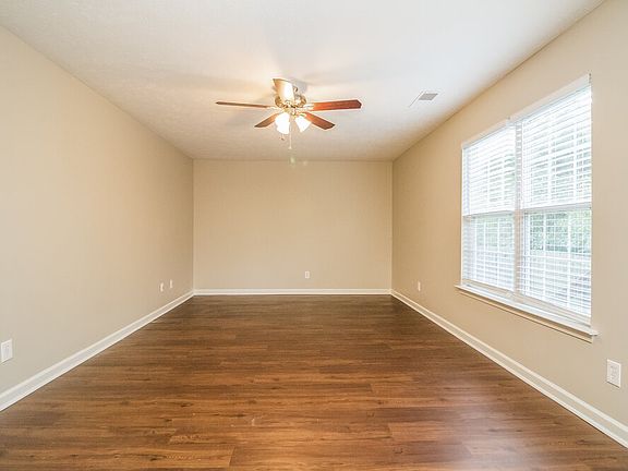 4th image of 717 Clear Cir