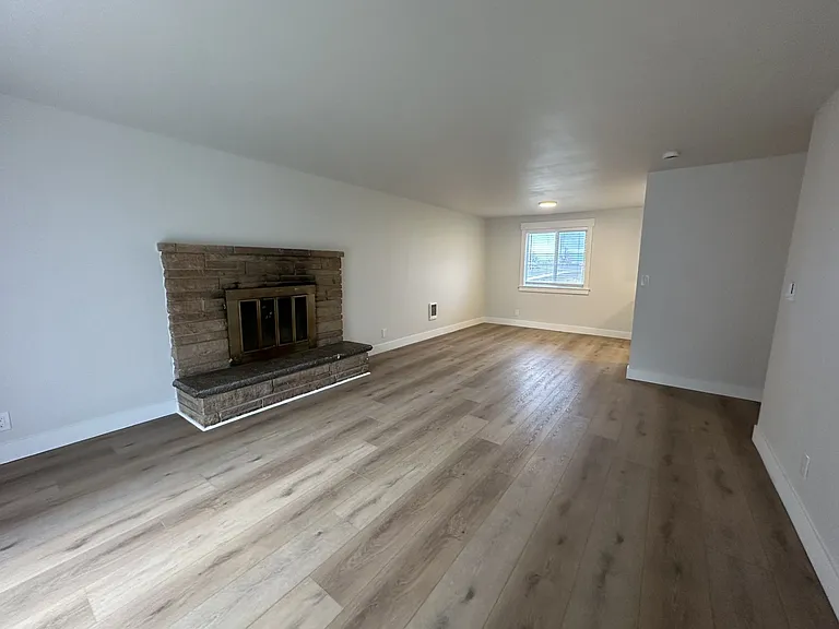 Fully Remodeled 2 Bedroom 1 Bath Units — Photo 7