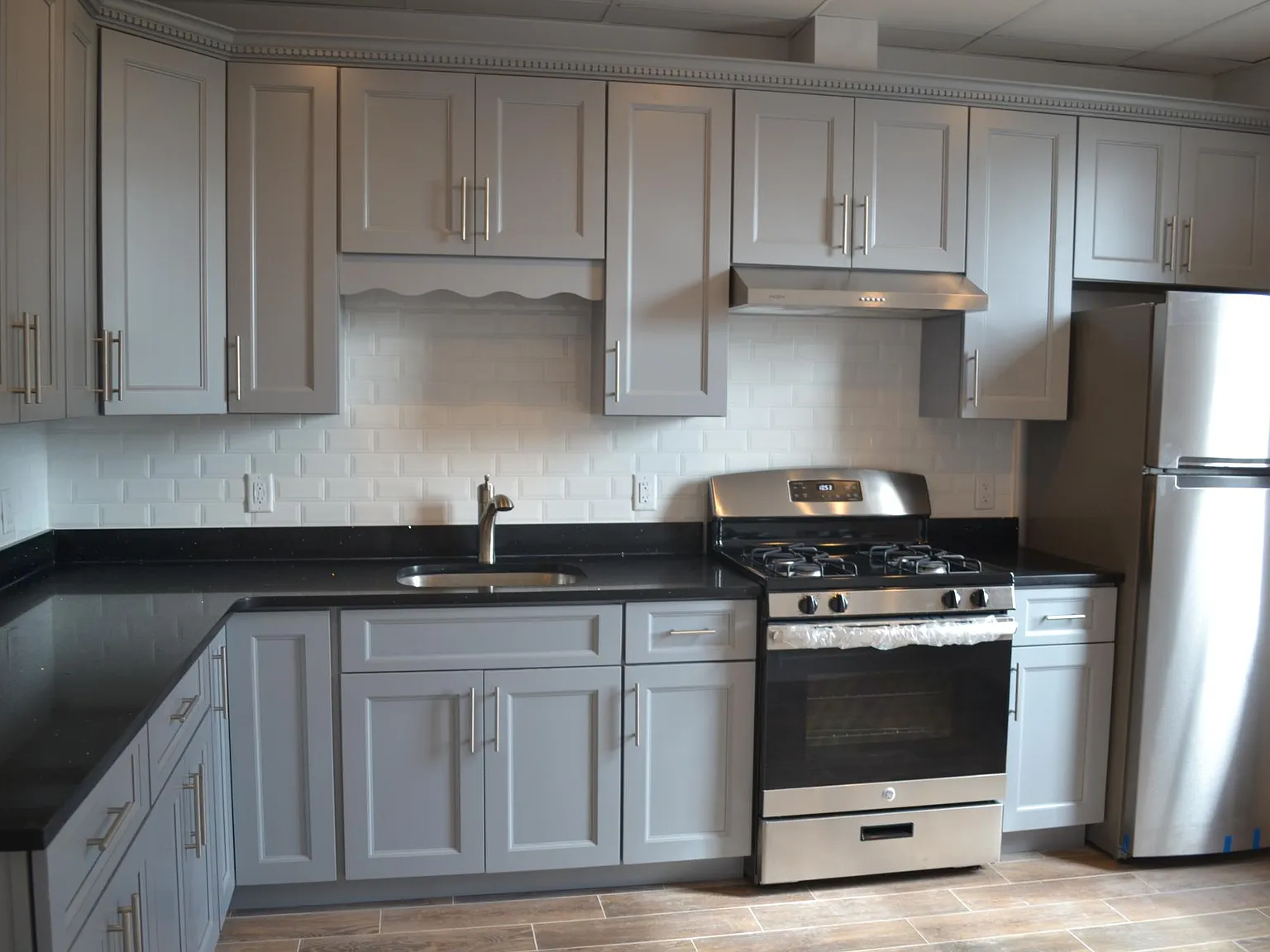 2 bed, 1000 sqft, $2,240 — Photo 2