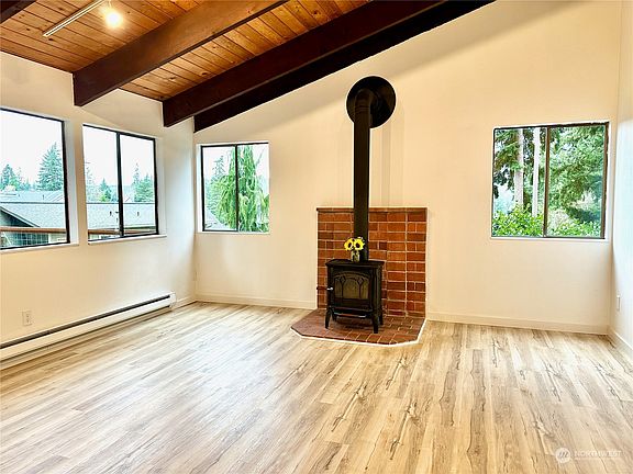 3rd image of 379 Glengarry Drive