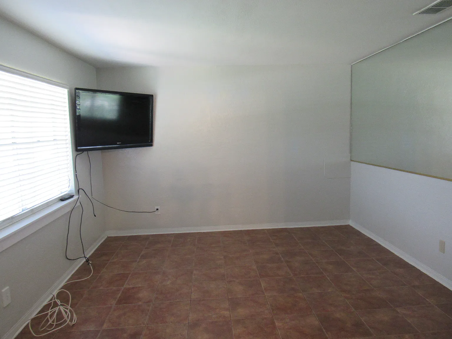 Beachside - 1 Bed, 1 Bath, 1 Block From The Beach, $1,500/Mo. — Photo 2