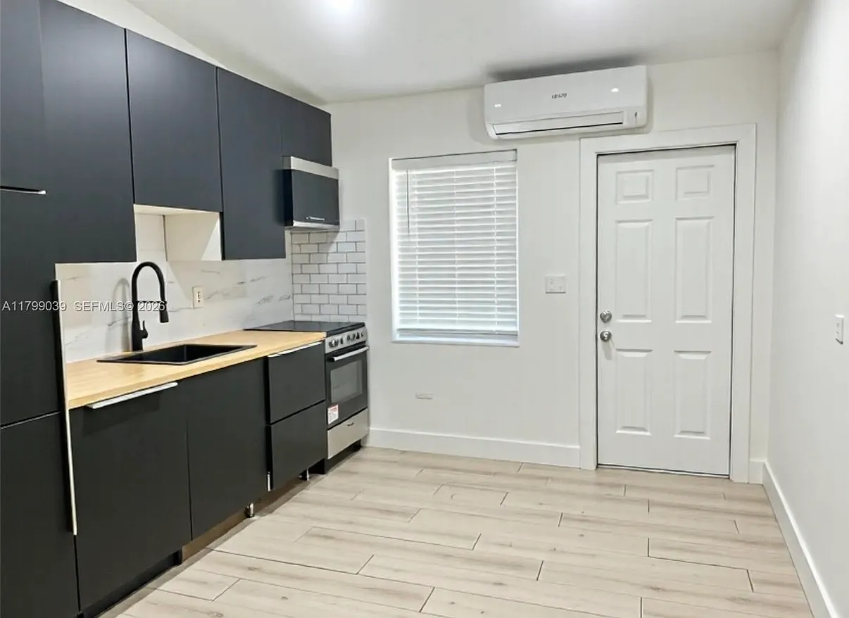 2 bed, 700 sqft, $2,500 — Photo 2